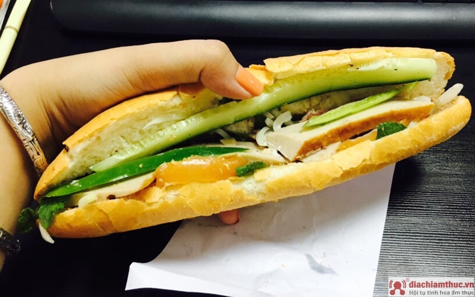 Ổ bánh mì ở quán này khá nhỏ nhưng rất giòn, ruột đặc