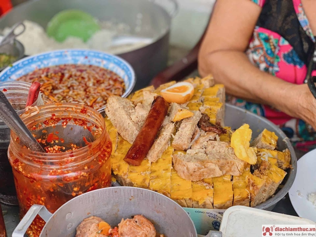 Cơm tấm trứng kho lòng đào Bà Năm ngon nổi tiếng