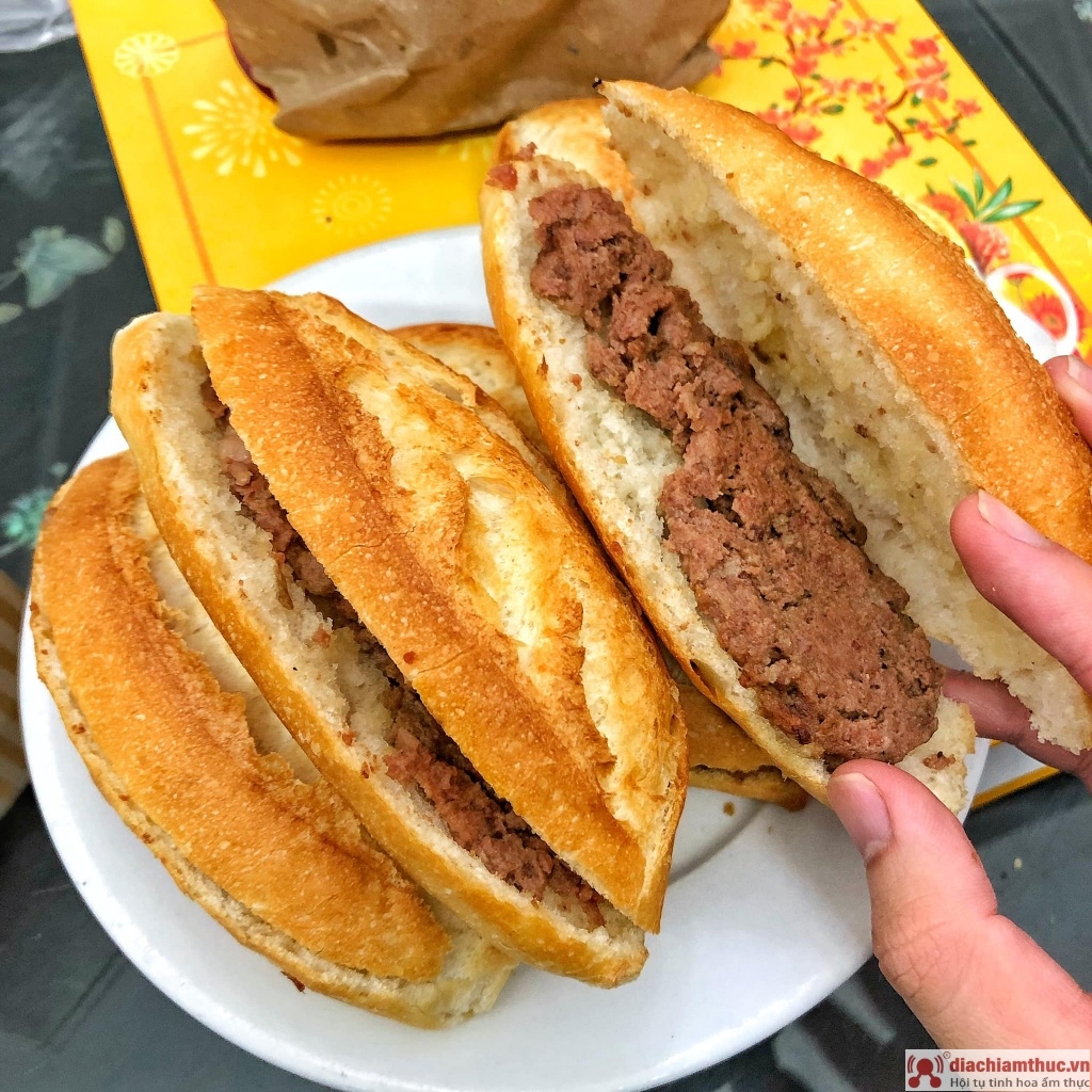 Topping của quán Bánh Mì P vô cùng đa dạng