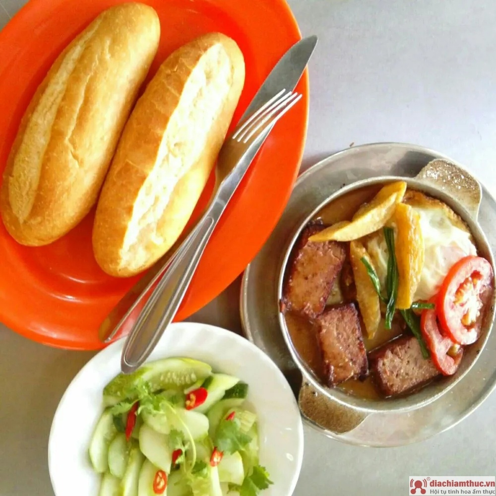 Trung Thành Bít Tết & Bánh Mì Chảo