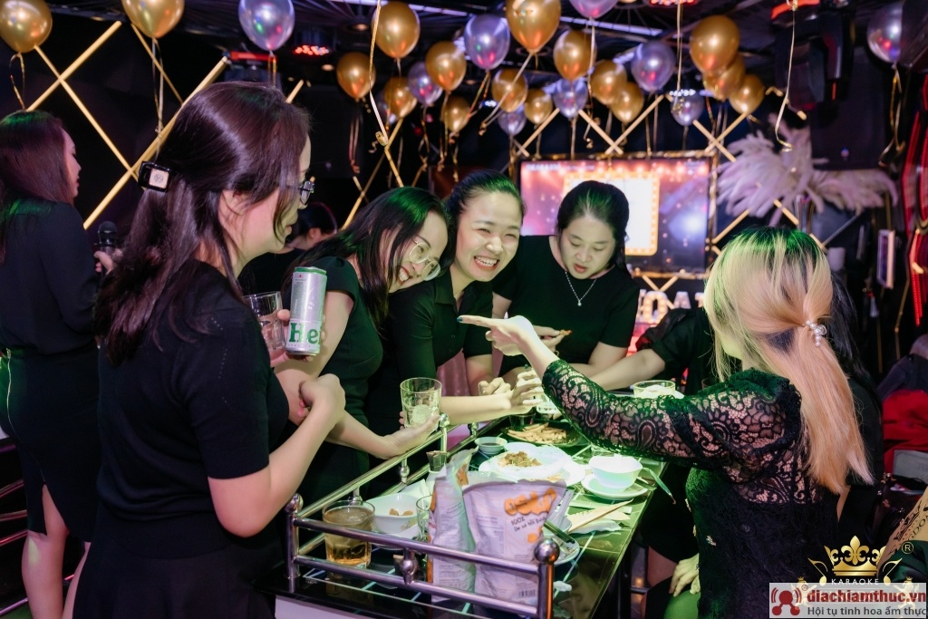 Vui cùng hội bạn tại Karaoke Kingdom