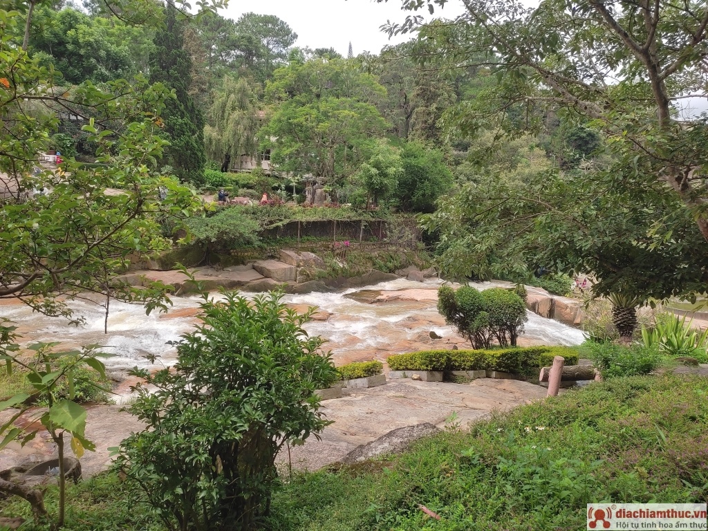 vào mùa mưa, lượng nước tăng thì con thác cũng không quá dữ dội