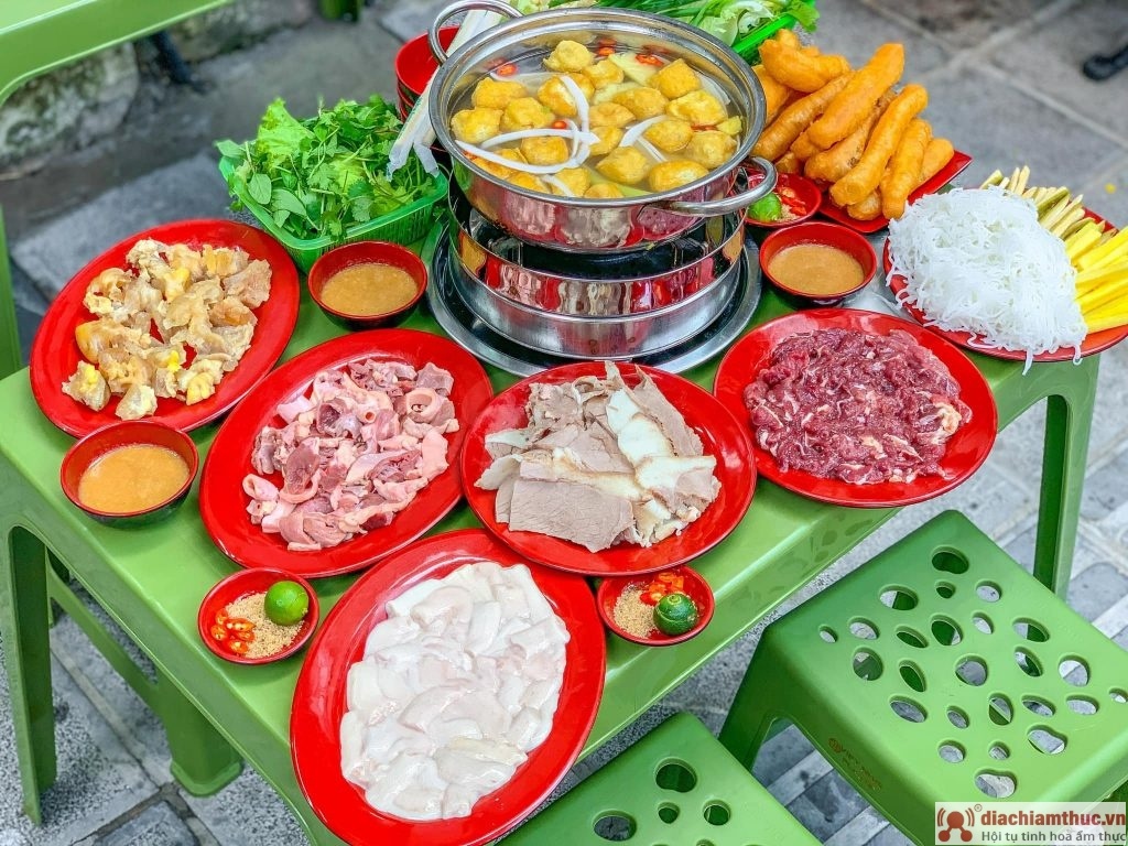 Lẩu bò nhúng dấm phố Thái Phiên